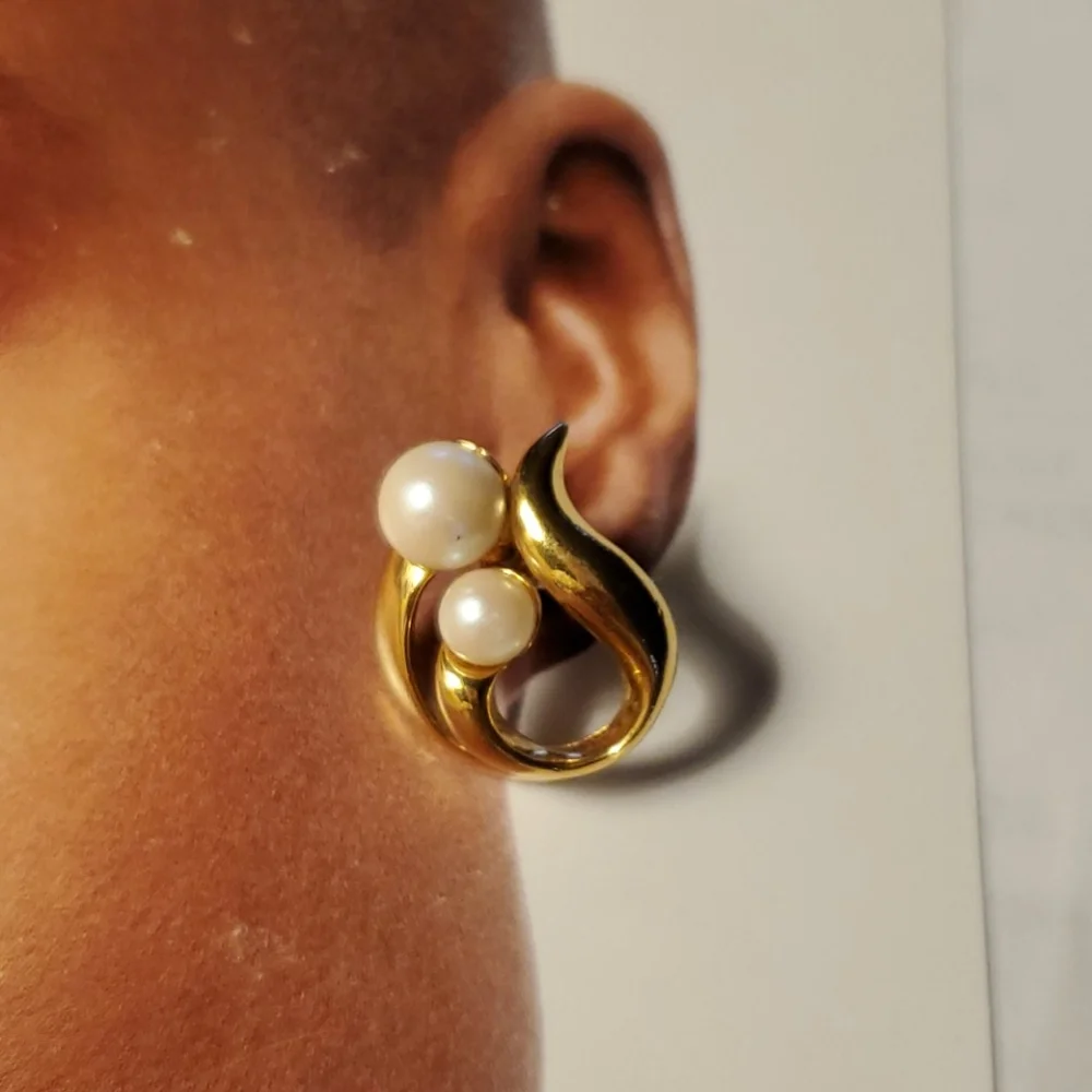 Vintage pearls and gold tone earrings